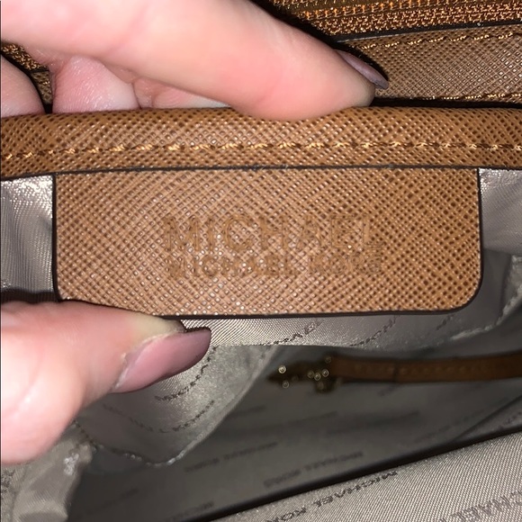 Large michael Kors purse - Picture 4 of 4